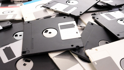 Badatelé otevřeli diskety staré 50 let, našli přednášky i osobní věci