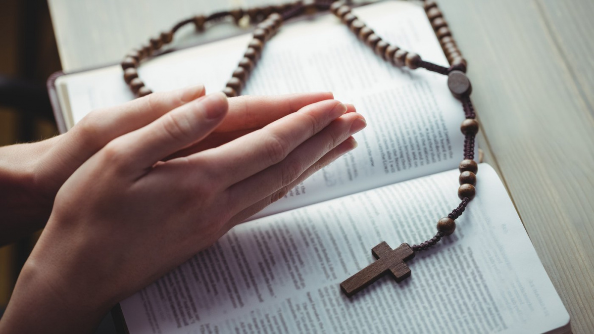 Umělá inteligence se pustila do náboženství. Tahala z lidí peníze za zázraky