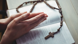 Umělá inteligence se pustila do náboženství. Tahala z lidí peníze za zázraky