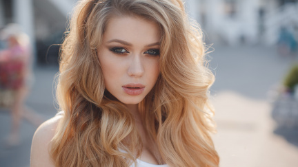 Med a skořice: komu se bude slušet nejteplejší a nejpraktičtější barva vlasů letošního podzimu?