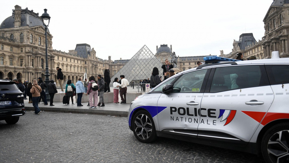 Zloději ukradli z pařížského Louvru vzácné šperky, muzeum je kvůli tomu zavřené