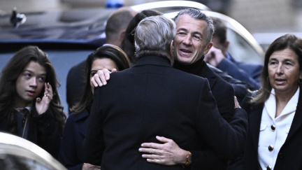 Bývalý francouzský prezident Sarkozy nastupuje do vězení La Santé