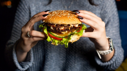 Burgerová klasika v domácí kuchyni: od trhaného masa po dvojitou porci hovězího