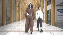 Robot s lidskou tváří válcuje modelky! Čínský zázrak Unitree H2 kráčí po molech jako opravdový člověk