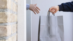 Muž si nechával doručovat dva roky jídlo zdarma. Pak se ale na chybu přišlo...