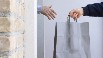 Muž si nechával doručovat dva roky jídlo zdarma. Pak se ale na chybu přišlo...