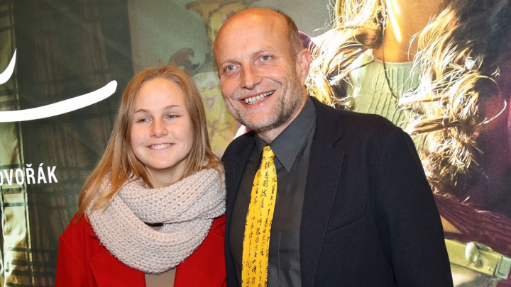 Mladší skoro o třicet let! Slavný herec sbalil mladičkou slečnu: "Potkali jsme se při natáčení"