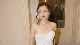 Další bizár! Polonahá režisérka přišila pantofle na prsa a šla mezi lidi