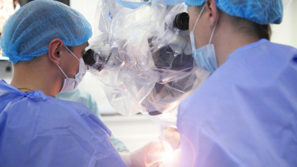 Hudba místo narkózy: Žena hrála na klarinet během operace mozku