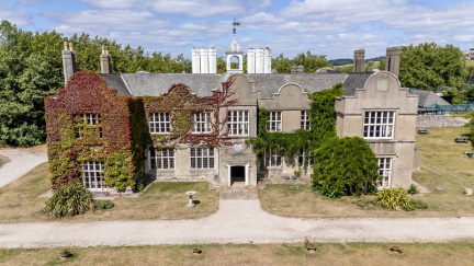 Historická vila, kde přespávali králové i Cromwell, má děsivou pověst. Teď je na prodej za necelých 42 milionů korun!