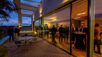 Luxusní penthouse, kam se běžně nepodíváte, hostil večer v čele s architektem Galem Karagulou