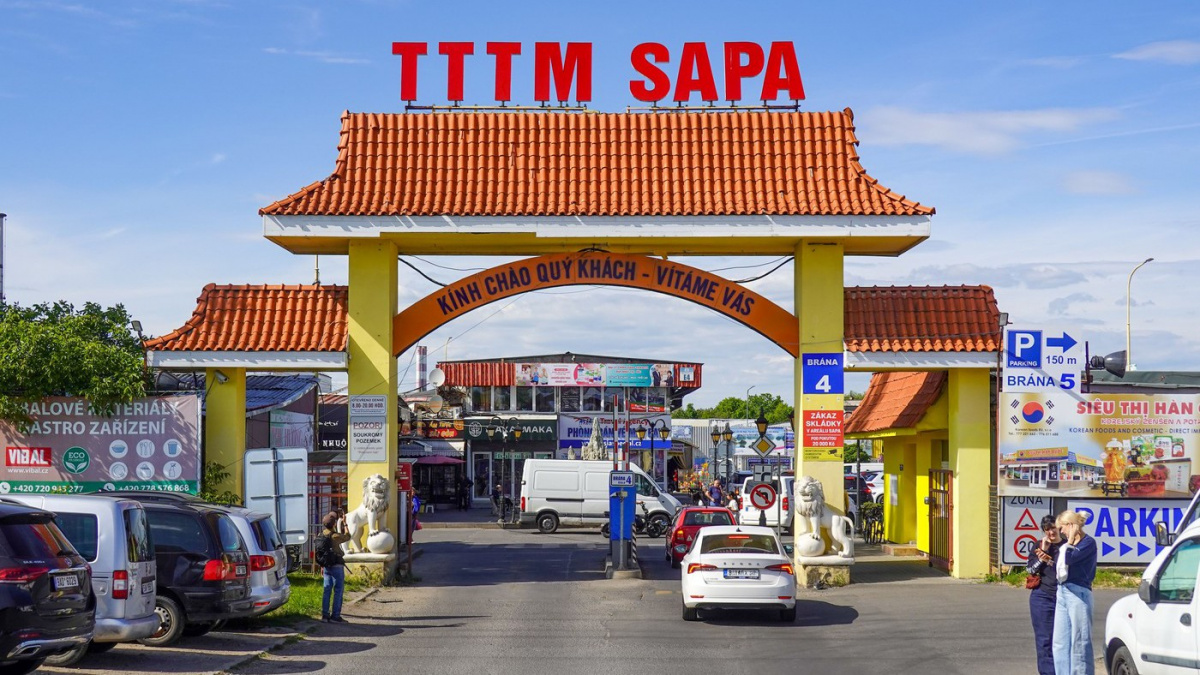 Celníci v pražské Sapě odhalili padělky za téměř deset milionů korun