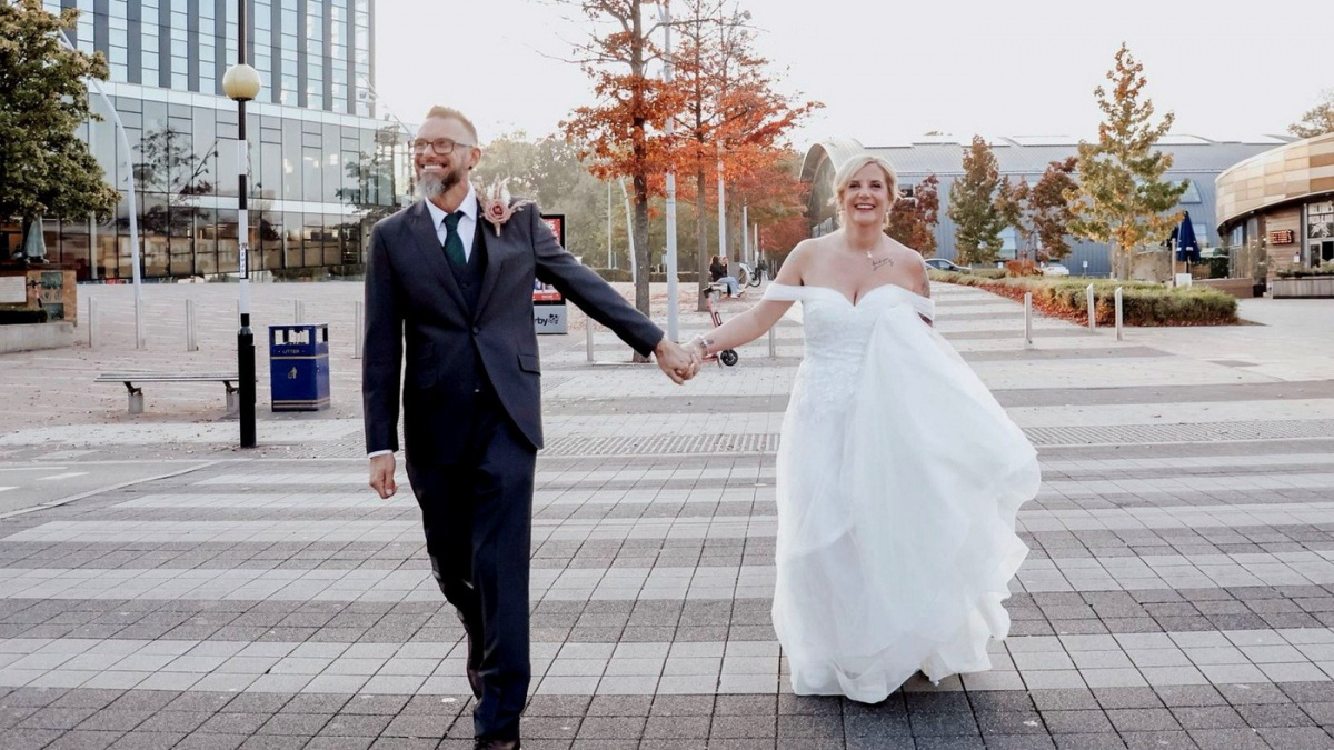 Láska pod koly auta: Žena se vdala za muže, kterého zachránila při nehodě