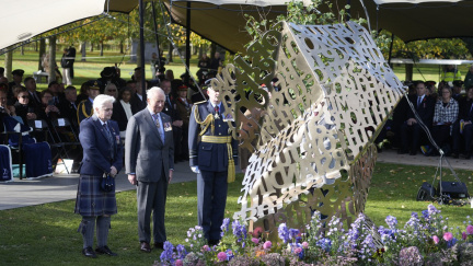 Karel III. slavnostně odhalil první pomník věnovaný britským LGBT+ vojákům