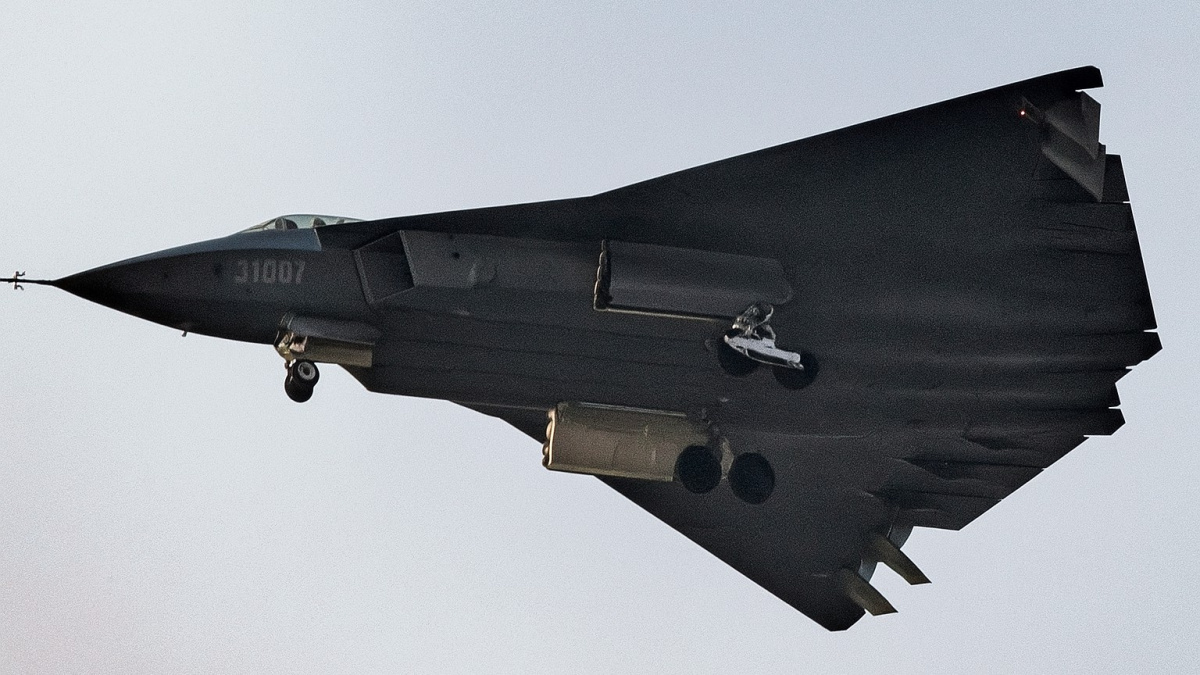 Čína pracuje na těžkém stíhači. Chybí mu ocas a slibuje přepsat pravidla vzdušných bitev