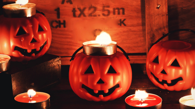 close-up-illuminated-lanterns-halloween