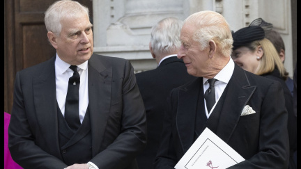 Král Karel III. se rozhodl zbavit svého bratra Andrewa zbývajících poct i sídla