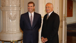 Pád prince: Karel III. se zřekl bratra, který pošpinil korunu svými skandály