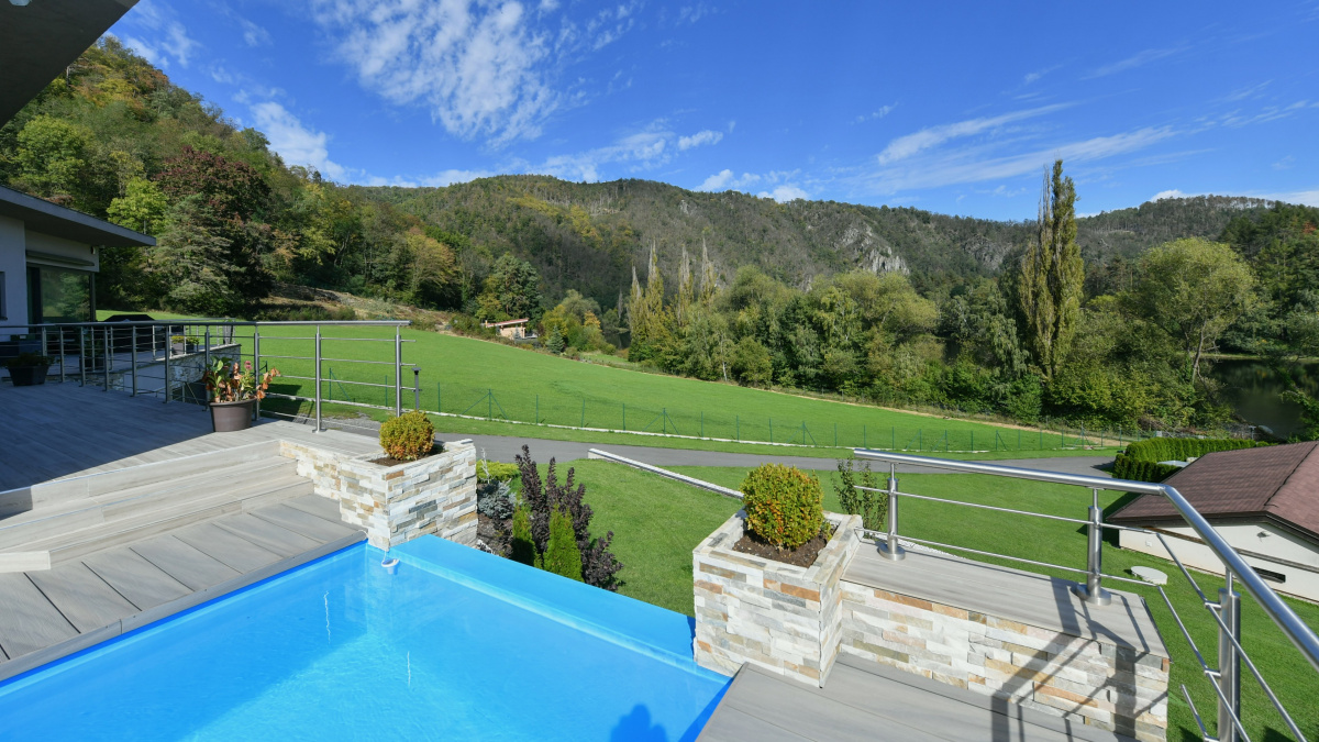 Kouzelná podkova Vltavy ukrývá dům, který přepisuje pojem luxusního bydlení