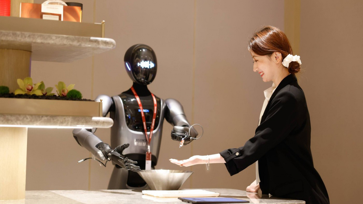 A je to tady! V Číně už robot vítá hosty v hotelu – usměje se, uklidí i donese kufr
