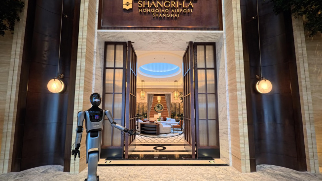 Robot, který vás přívítá ve vstupu u hotelu