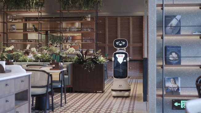 Robot plně nahrazuje i obsluhů hostů v restauraci