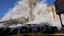 Tragédie v srdci Říma: Zřítila se středověká památka, hasiči bojují o život zraněných dělníků