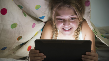 Devítiletý chlapec málem zemřel kvůli nabíječce – rodiče teď varují celý svět