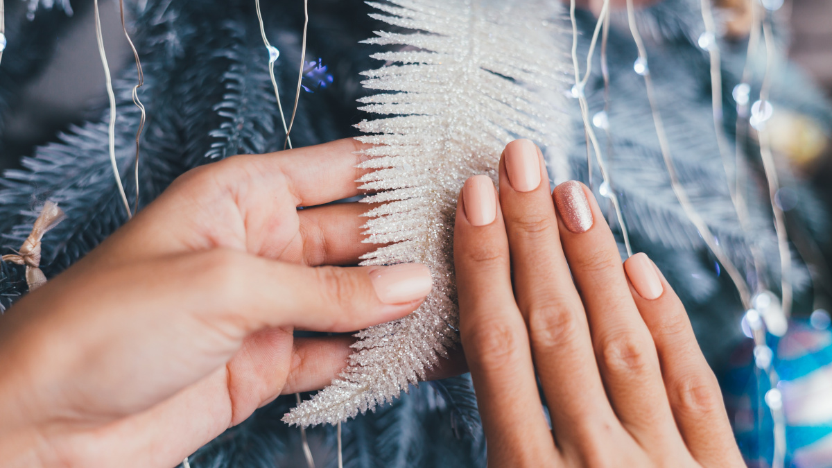 Tahle manikúra vám zvedne náladu: 5 zimních odstínů, které budou trendy až do jara