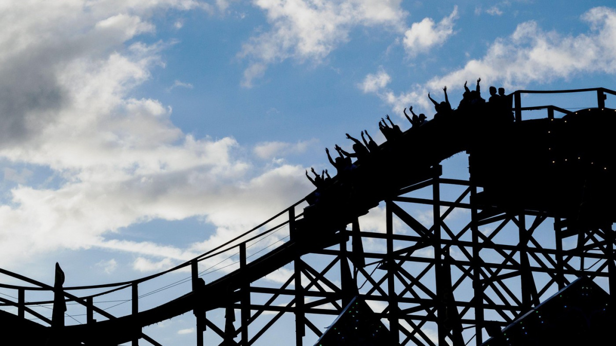 Dívce se v plné rychlosti na horské dráze rozepnul bezpečnostní pás. O pomoc se pokusil pár za ní