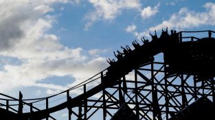 Dívce se v plné rychlosti na horské dráze rozepnul bezpečnostní pás. O pomoc se pokusil pár za ní