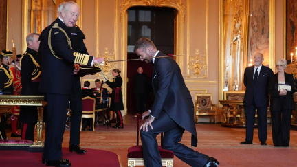 Sir David Beckham se dočkal slavnostního ceremoniálu pasování na rytíře