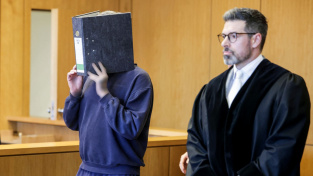 Německý pečovatel si celou dobu u soudu kryl svůj obličej