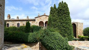 Skrytý klenot pro cestovatele: kamenné uličky, věž snů a vůně moře