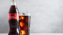 Co se děje s vaším tělem hodinu po vypití Coca-Coly? Výsledek vás možná vyděsí