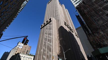 Tajemná pevnost uprostřed New Yorku: Co se skrývá v budově bez jediného okna?