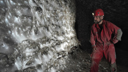 Pavoučí město v temnotě: Vědci objevili nejděsivější jeskyni Evropy