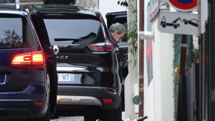 Sarkozy po 20 dnech opustil vězení, na odvolací soud bude čekat na svobodě