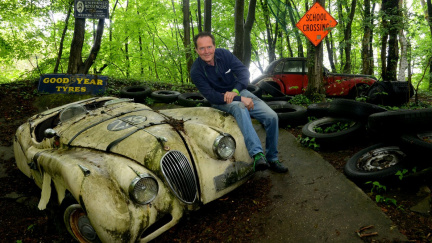 Bývalý závodník vytvořil hřbitov aut. Podívejte se, jak příroda pohlcuje luxus