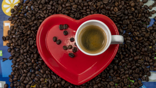 Káva a krevní tlak: jak ovlivňuje zdraví a kolik šálků denně je bezpečné
