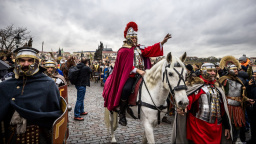 Po Karlově mostě v Praze dnes projede svatý Martin, v čele průvodu bude i 11 hus