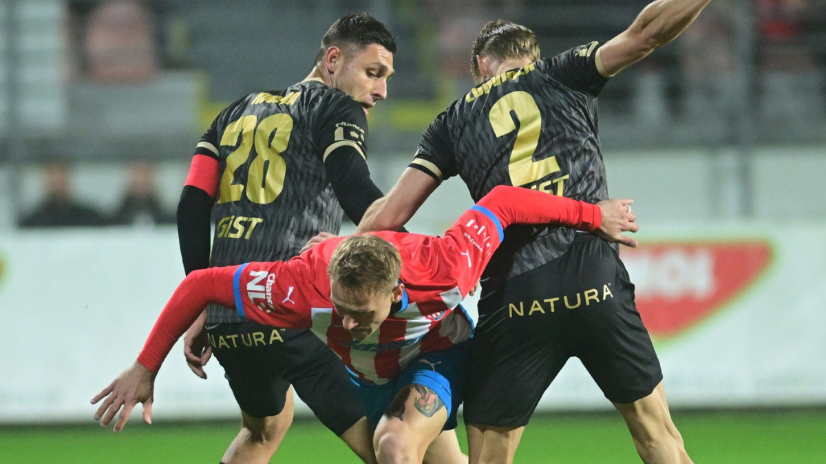 Hradec zdolal 3:0 Zbrojovku a je ve čtvrtfinále poháru, Van Buren dal hattrick