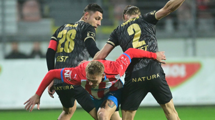 Hradec zdolal 3:0 Zbrojovku a je ve čtvrtfinále poháru, Van Buren dal hattrick