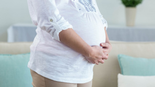 Podivný podvod s panenkou: žena předstírala těhotenství i smrt