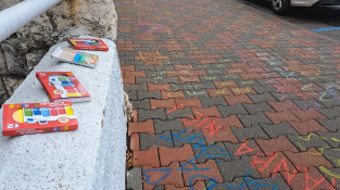 Desítky studentů Ficovu přednášku v Popradu předčasně opustily, cinkaly klíči, chodníky popsali křídou vzkazy