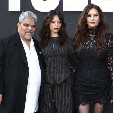 Luis Guzman, Jenna Ortega a Catherine Zeta Jones