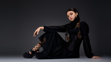 Černá se vrací na výsluní. Styl Wednesday ovládá sváteční módu a je temnější, krásnější a mnohem jemnější