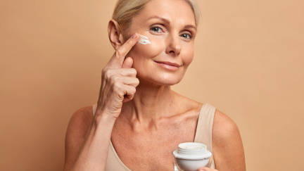 Suchý vzduch, chlad a únava. Jak si v zimě udržet zdravou a zářivou pleť