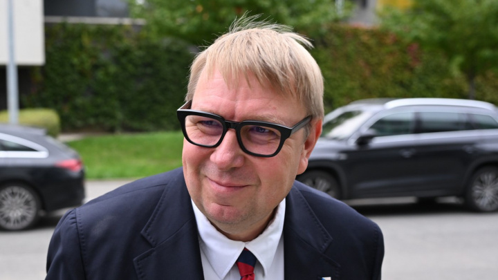 Nový zákon Juchelky. Chcete dát rodiče do domova? Nejdřív prodejte jejich dům!