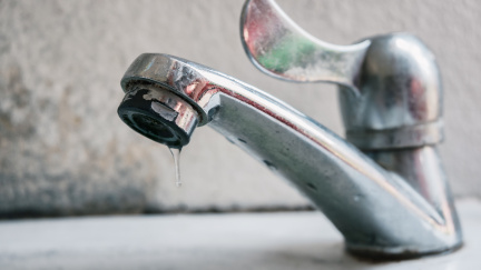 Jak se zbavit odolných skvrn na kohoutcích? Tyhle 4 jednoduché triky vrátí koupelně lesk během pár minut